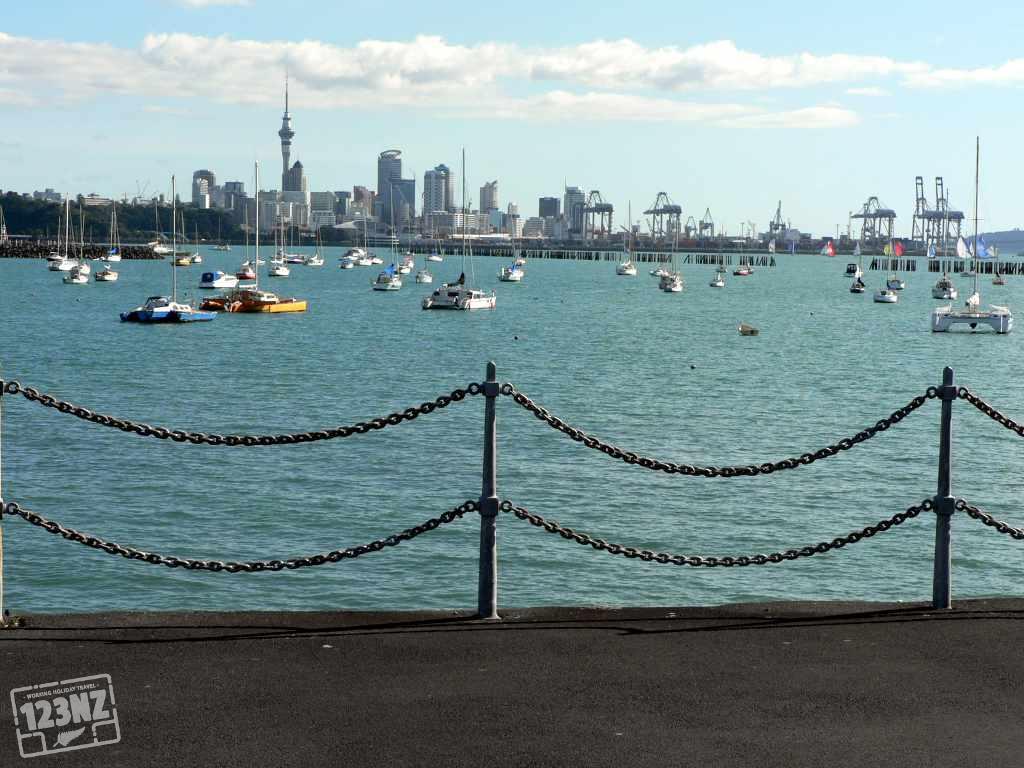 Genieten van het uitzicht op de skyline van Auckland