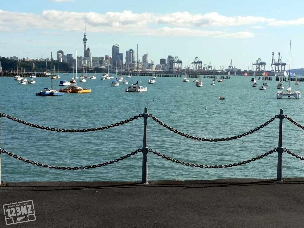 Genieten van het uitzicht op de skyline van Auckland