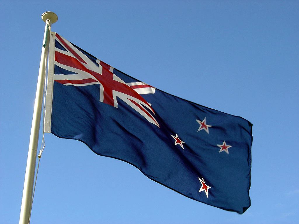 Nieuw-Zeelandse vlag bij Beehive in Wellington