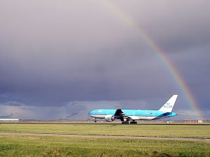 Opstijgend KLM toestel met regenboog