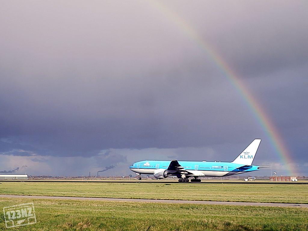 Opstijgend KLM toestel met regenboog