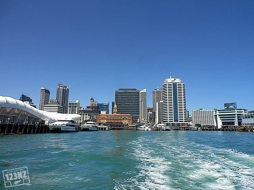 Auckland skyline vanaf de ferry