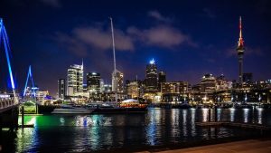 Auckland skyline in de avond