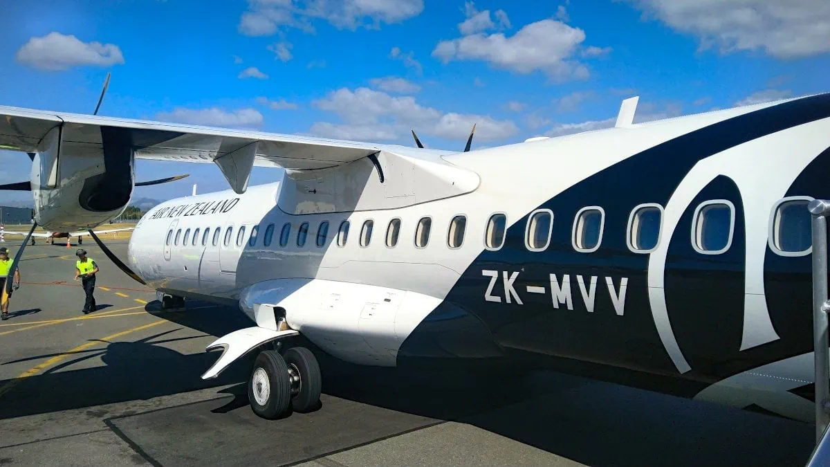 Relatief klein vliegtuig - met propellors - van Air New Zealand dat klaar staat voor vertrek