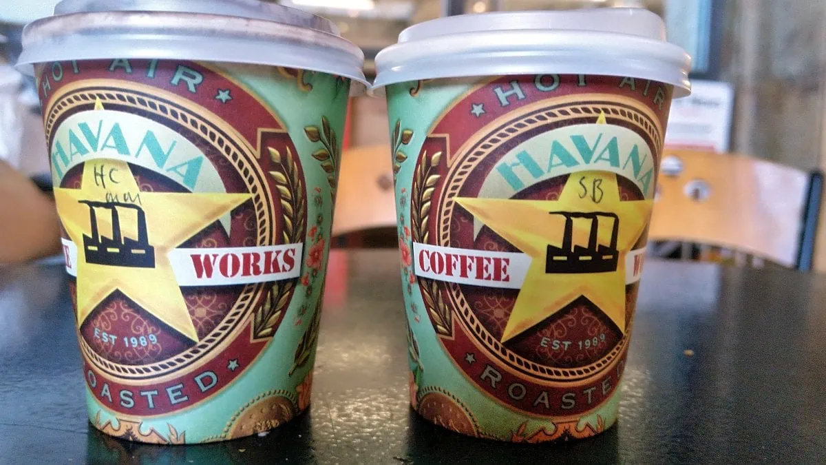 Twee bekers Havana Works koffie uit Wellington van dichtbij gefotografeerd