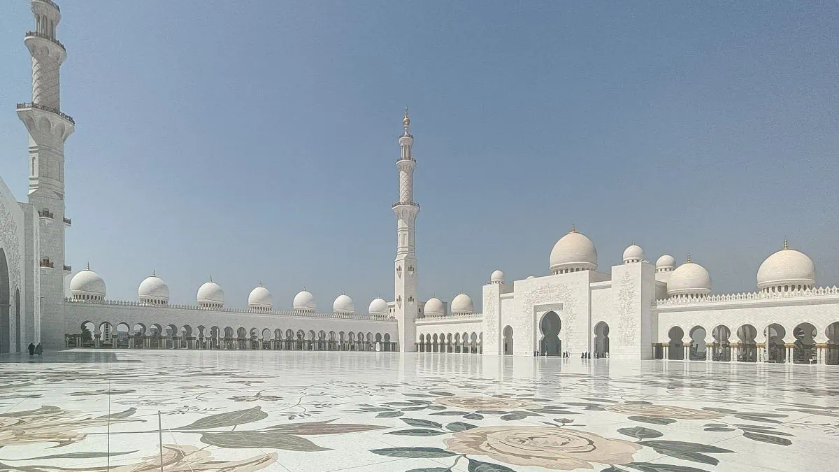 De Sheikh Zayed Grand Mosque is echt megagroot