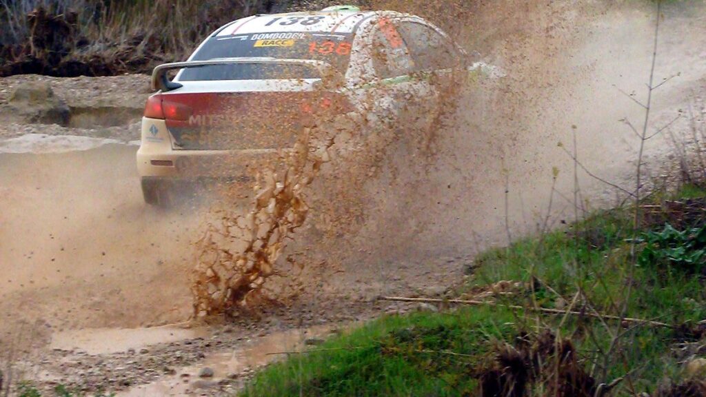 Modderige actie tijdens de WRC Rally