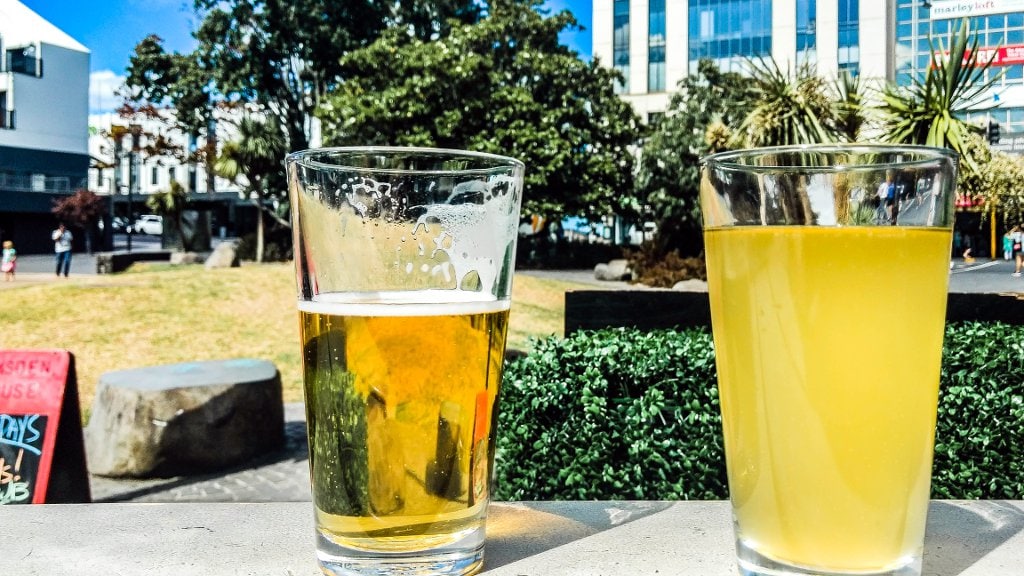 Genieten van Nieuw-Zeelands bier in het NZ-zonnetje