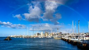 Regenboog over Auckland