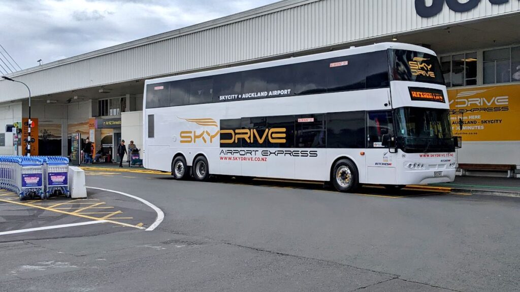 Met de Skydrive bus snel van het vliegveld naar centrum van Auckland