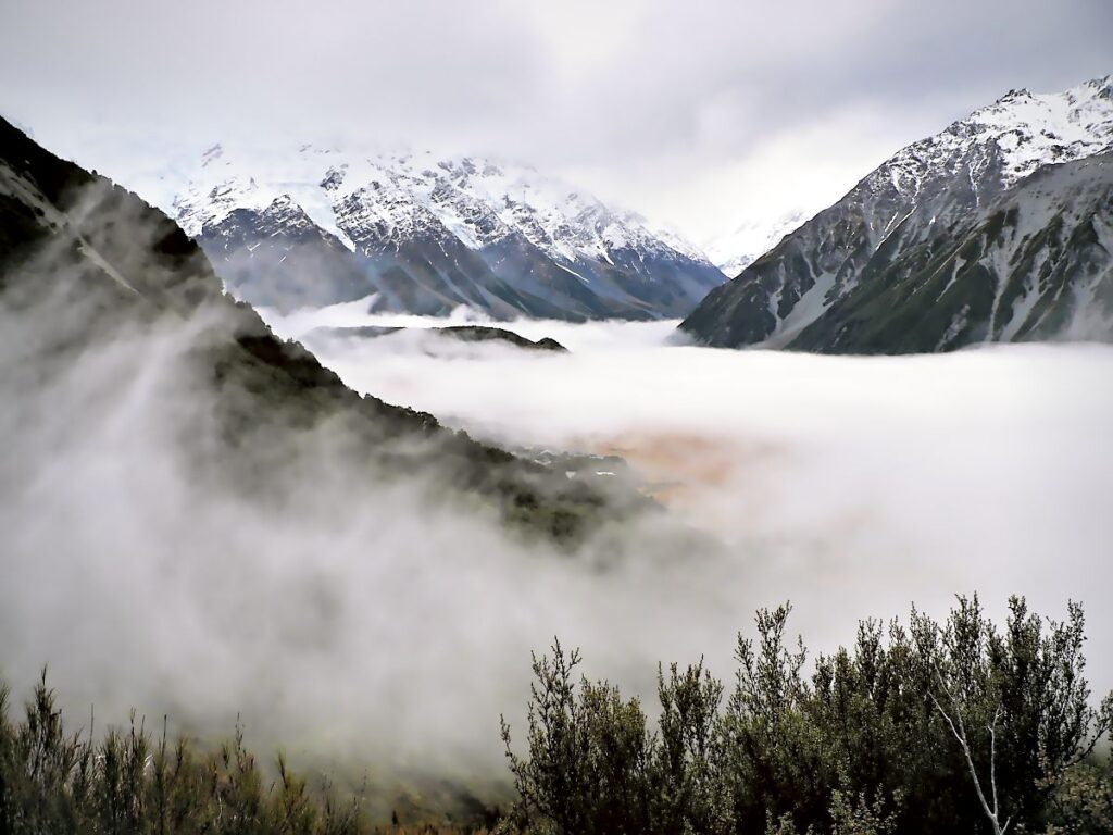 Uitzicht op Mt Cook Village met mist