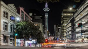 Verkeer in Auckland met Sky Tower op de achtergrond