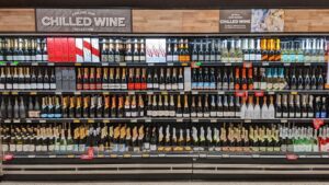 Afbeelding van een gekoeld winkelschap met Nieuw-Zeelandse wijn - foto is recht van voren genomen