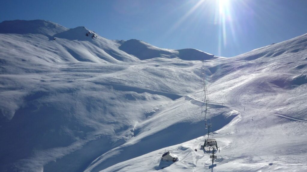 Foto van skigebied Dobson in Nieuw-Zeeland. Dit verwacht je van de winter.