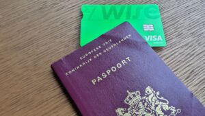 Wise pinpas samen op de foto met een paspoort om te laten zien dat het de ideale combinatie voor reizigers is