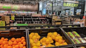 Overzicht van de groente/fruitafdeling en bakkerij van Woolworths supermarkt in Nieuw-Zeeland